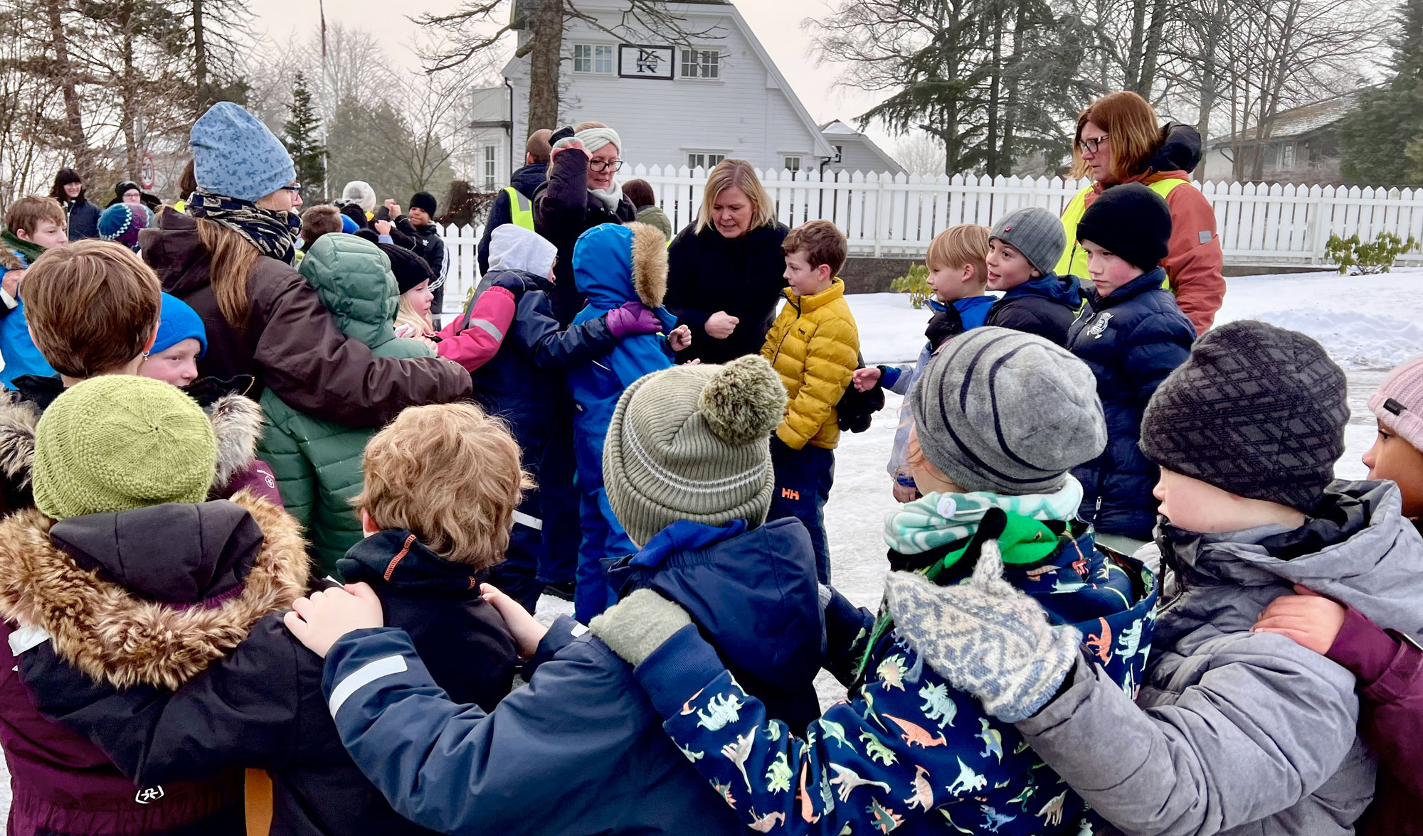 Stein, saks, papir for hele skolen som kickoff for vennskapsfokus