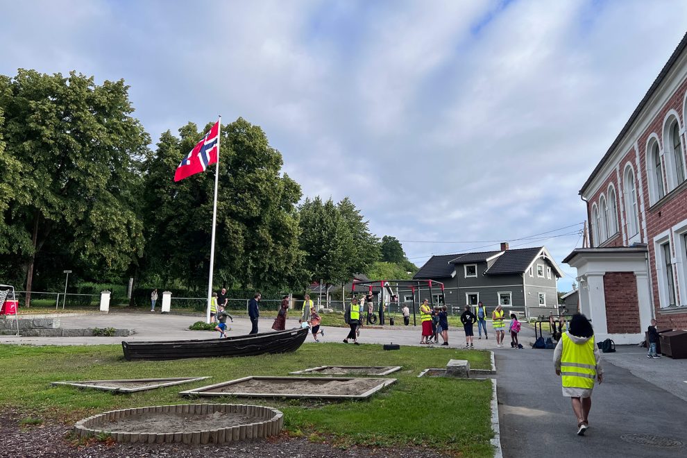 Skolegården første skoledag. Elevene er i ferd med å komme til skolen.